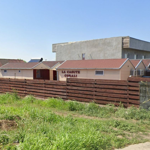 complex turistic în Corbu, clasificat de ministerul turismului la 3 stele, se află într-o zonă liniștită și are o poziție strategică la intrarea pe prima stradă betonată spre mare. Conform anunțului de pe storia.ro, complexul include șase case turistice individuale, fiecare dotată cu baie proprie, aer condiționat și mobilier modern, oferind confort și intimitate turiștilor.