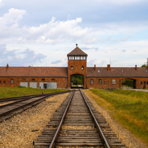 Avertisment privind conținutul fals despre Holocaust generat de inteligența artificială la muzeul Auschwitz