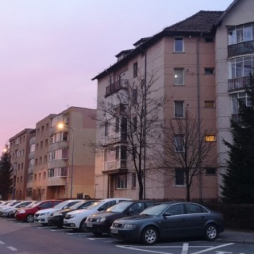 Primăria Brașov intenționează să relanseze procesul de atribuire a locurilor de parcare rezidențiale, anunță primarul George Scripcaru. El a precizat că vor fi scoase la licitație peste 4.500 de locuri de parcare care fie nu au fost achitată taxa, fie au fost modificate în mod ilegal în încălcarea regulamentului. De asemenea, primăria lucrează împreună cu asociațiile de proprietari pentru a crea noi spații de parcare în zonele deja utilizate, dar neamenajate pentru acest scop.