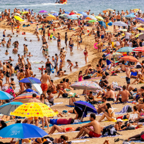 Litoralul, plin de turiști și caniculă, atrage oamenii înspre plajă