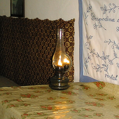 Facturile la energie se apropie de creșterea explozivă, iar guvernul român nu pare să aibă soluții clare pentru a ajuta consumatorii vulnerabili. În ciuda discuțiilor despre sprijin sub formă de bonuri sau vouchere pentru persoanele care nu își pot plăti facturile, anunțate recent, aceste măsuri par a fi prea puțin și prea târziu pentru a avea un impact real. Guvernul promite că se va ocupa de situație, dar fără detalii concrete, în timp ce facturile se vor scumpi cu aproximativ 70 până la 90 de lei, estimează specialiștii.