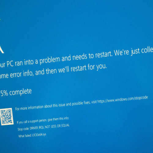 Microsoft va elimina ecranul albastru de moarte după aproape 40 de ani, informează digi24.ro. Compania anunță că va înlocui vechiul Blue Screen of Death, afișat în cazul unor erori grave care determină restartarea forțată a sistemului de operare Windows 11.