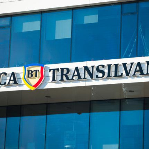 Banca Transilvania a încheiat cu succes prima emisiune de obligațiuni sustenabile în lei, ciind un record pentru sistemul bancar românesc, atrăgând 1,5 miliarde de lei. Potrivit stiridecluj.ro, această emisiune a fost primită cu interes ridicat de investitori, atât locali, cât și internaționali, în ciuda unui climat economic incert. Emisiunea urmează să fie listată la Bursa de Valori București în luna iulie 2025, sub simbolul XS3109437387.