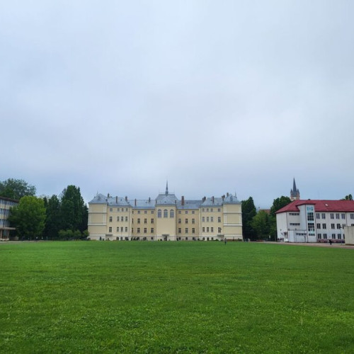 mai multe școli și licee din oraș își deschid porțile și în timpul vacanței, pentru a oferi diversitate în activități și spații de învățare. Accesul se face în baza unui regulament afișat la fiecare locație, care include programul, condițiile de utilizare și regulile de comportament.