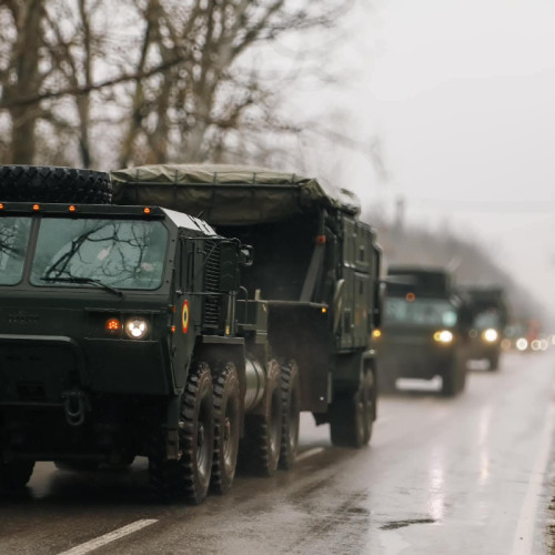 Transport militar în curs de desfășurare în zona Bacău