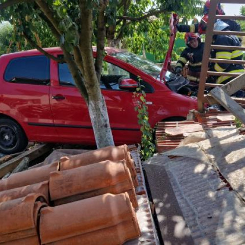 Pompierii din Turda intervin la un accident rutier pe strada Marin Preda