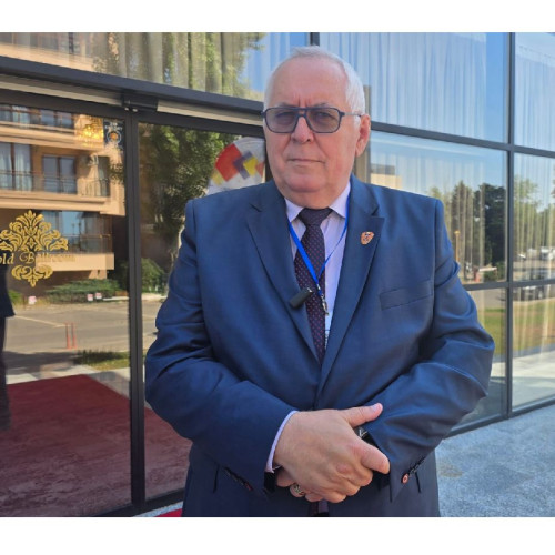 Emil Draghici, președintele Asociației Comunelor din România, a făcut clarificări cu privire la propunerea de reorganizare administrativ-teritorială, precizând că nu a discutat recent cu ministrul Dezvoltării, Attila Cseke, dar a văzut ideile publicate. Potrivit acestuia, schimbarea mandatelor în curs ale viceprimarilor ar fi neconstituțională, iar orice decizie trebuie să fie luată după încheierea mandatului actual.