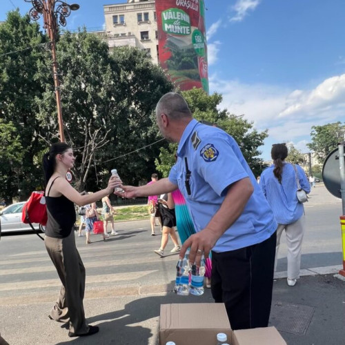 Primăria Capitalei distribuie 35.000 de sticle cu apă potabilă în zonele aglomerate din București