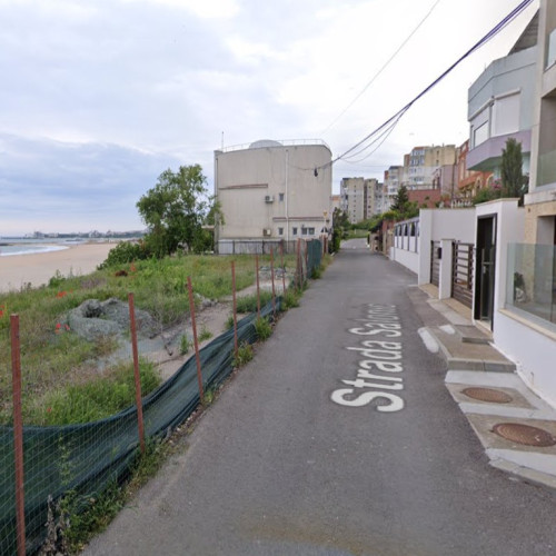 Primăria Constanța intenționează să vândă un teren situat pe strada Salonic, în cadrul unei licitații publice. Decizia a fost luată după un răspuns al Direcției de Urbanism, care a spus că imobilul nu poate fi valorificat la maximum. Astfel, s-a considerat că menținerea acestuia în patrimoniul municipalității nu se justifică, notează ziarulamprenta.ro.