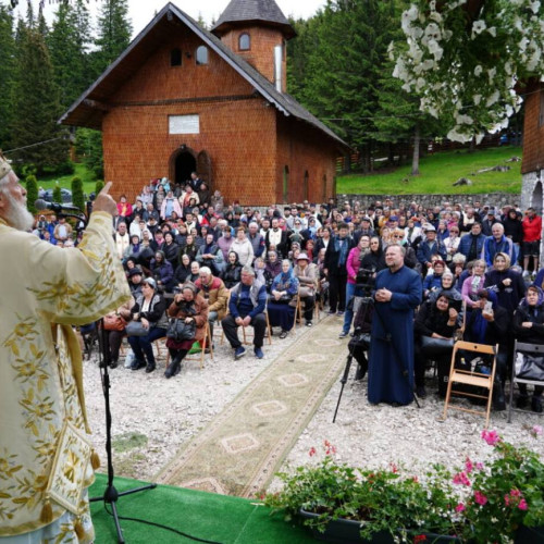 Ierarhul Nifon săvârșește Sfânta Liturghie la mănăstirea Peștera Ialomiței de sărbătoarea Sfinților Apostoli Petru și Pavel