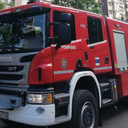 Incendiu la un autocamion pe DN 15 în orașul Roznov