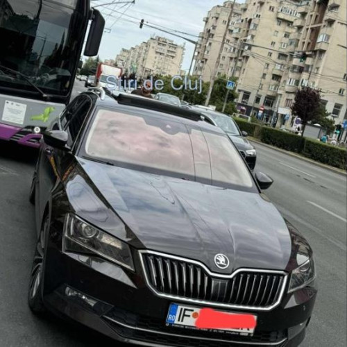 Troleibuz blocat de o limuzină Skoda în Cluj-Napoca