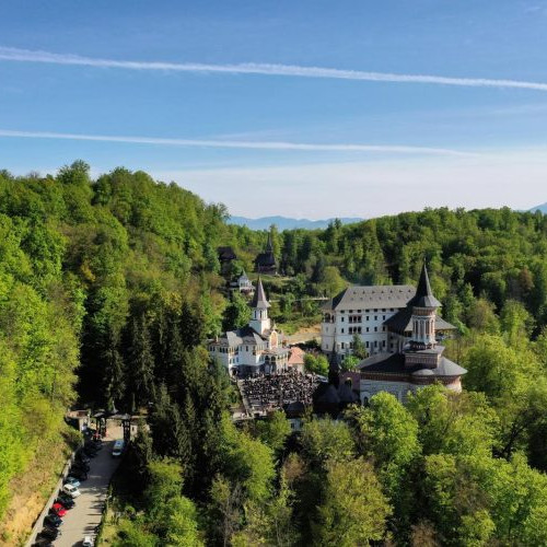 sărbătoare religioasă la mănăstirea „sfânta ana” rohia pentru praznicul sfintilor apostoli petru și pavel