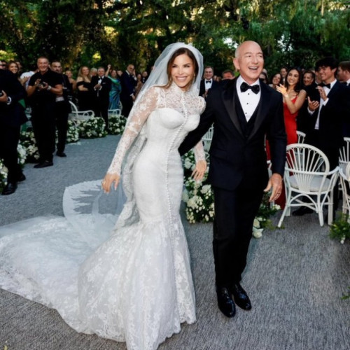 Jeff Bezos și Lauren Sanchez s-au căsătorit în Venetia. Ceremonia a avut loc vineri pe insula San Giorgio Maggiore, iar cuplul a fost filmat și fotografiat de numeroși invitați, printre care se numără și Oprah Winfrey, Kim Kardashian, Regina Rania a Iordaniei, Leonardo DiCaprio și Ivanka Trump.