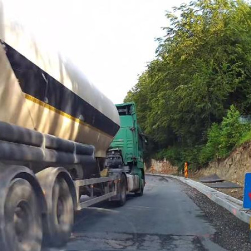 accident grav în Cluj: șofer de cisternă trece pe roșu, filmat de trecători