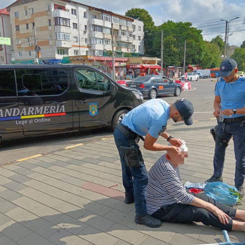 Bărbat căzut pe stradă în Botoșani, salvați de jandarmi