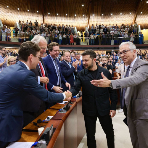 Iulian Bulai, deputat USR de Neamț, transmite un mesaj de sprijin către președintele Ucrainei, Volodimir Zelenski, în cadrul plenarii Consiliului Europei de la Strasbourg. Potrivit monitorulneamt.ro, el reafirmă sprijinul României pentru Ucraina și mulțumește poporului ucrainean pentru lupta sa pentru apărarea valorilor comune și a flancului estic al Europei.