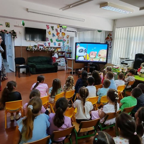 „Siguranța nu intră în vacanță”: pompierii din Botoșani le prezintă copiilor lecții despre prevenție