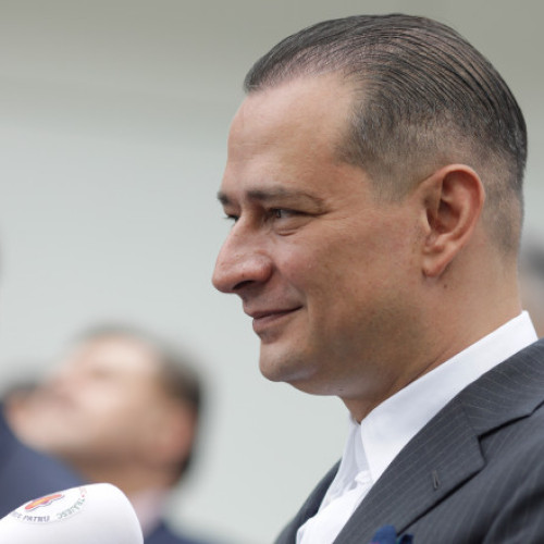 Lucrările de consolidare a planșeului Pasajului Unirii, din Sectorul 4 al Capitalei, se află pe drumul cel bun, potrivit primarului Daniel Băluță. Acesta speră ca cel puțin două benzi de circulație să fie redeschise traficului înainte de termenul stabilit inițial, în condițiile în care lucrările sunt în grafic, conform planificării, și nu există impedimente în prezent.