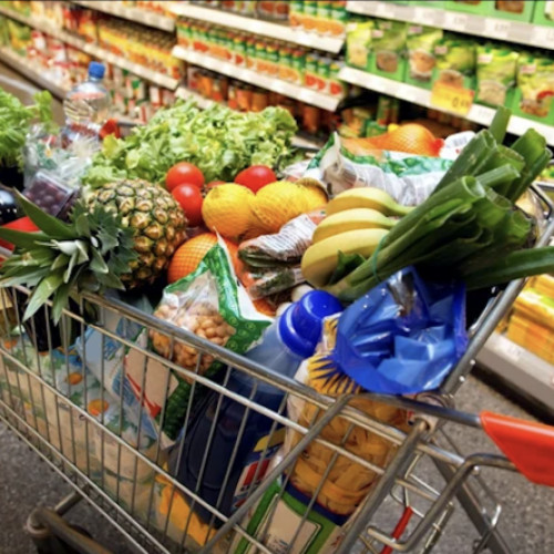 Guvernul menține plafonarea adaosului comercial la alimentele de bază pentru încă trei luni