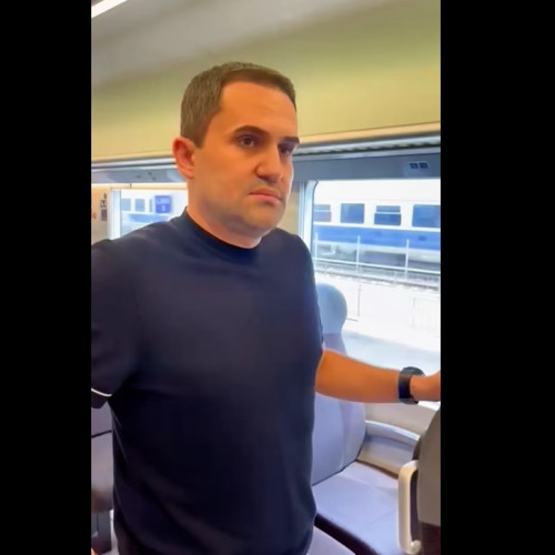 Ciprian Serban, ministrul transporturilor, a publicat pe pagina sa de socializare un video în care anunță că a mers cu trenul spre Constanța, fără o anunțare prealabilă. El susține că a început călătoria cu cinci minute întârziere, însă a fost mulțumit de condițiile din tren. Potrivit lui, vagonul în care s-a aflat la Clasa a 2-a este curat și modern, iar această experiență vrea să o repete și pe alte rute.