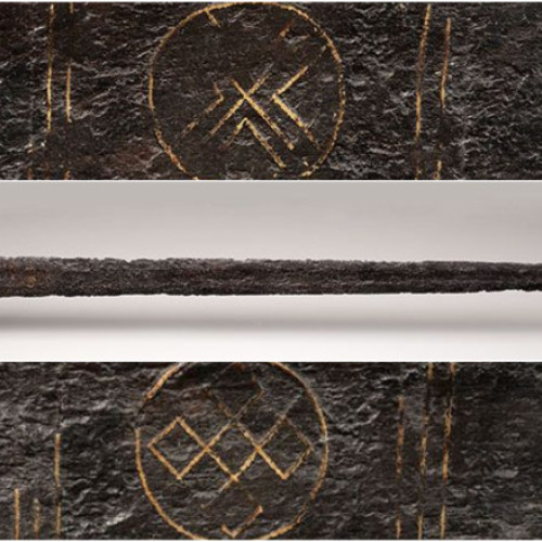 O sabie medievală, descoperită în mod accidental în timpul unei operațiuni de dragare a unui râu din centrul Țărilor de Jos, a fost expusă recent într-un muzeu din Leiden. Potrivit Muzeului Național de Antichități din Leiden, arma are o vechime de peste o mie de ani, fiind datată între anii 1050 și 1150.