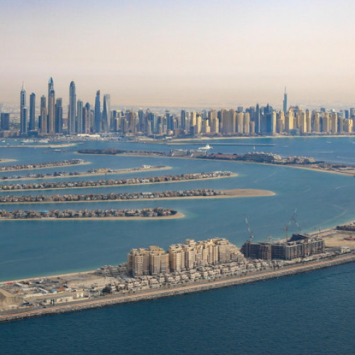 Italia a fost în aproape o treime din Peninsula Arabă în secolul trecut, administrată ca parte a Indiilor Britanice, potrivit BBC. De la Aden până în Kuweit, mai multe protectorate arabe erau conduse de Serviciul Politic Indian de la Delhi, susținute de trupele indiene și răspunzătoare în fața guvernatorului general al Indiei. Sultanul Omanului, educat în Rajasthan și vorbitor mai bun de urdu decât de arabă, avea o relație strânsă cu India colonială, iar soldații din Qu'aiti, acum în estul Yemenului, purtau uniforme din Hyderabad. Conform unei liste a teritoriilor autonome din India colonială, Omanul era considerat aproape ca o parte a Imperiului Indian, iar Lord Curzon, un important guvernator, sugera că trebuie tratat ca unul dintre statele sale.