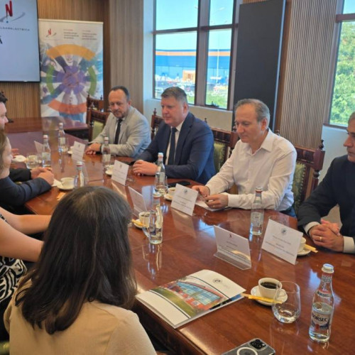 Universitatea "Valahia" din Târgoviște a încheiat un parteneriat important cu Societatea Națională "NUCLEARELECTRICA" S.A. Potrivit oficialilor, semnarea acordului are ca scop sprijinirea educației, cercetării și dezvoltării durabile în domeniul nuclear. La eveniment au fost prezenți reprezentanți ai ambelor instituții, inclusiv directorul general al "NUCLEARELECTRICA", Cosmin Ghita.