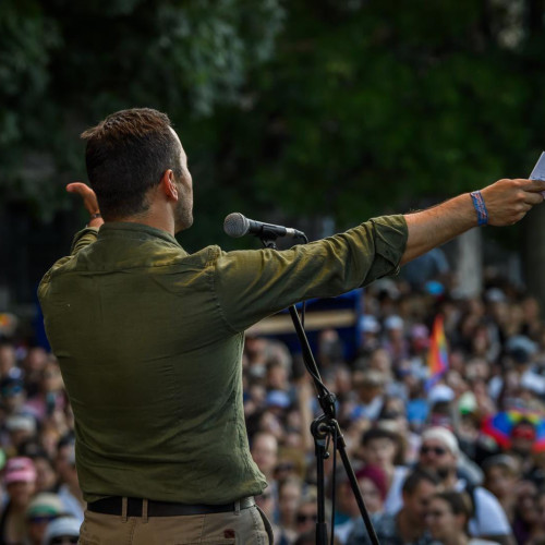 Marsul pride de la Budapesta, condus de europarlamentarul Nicu Ștefănută, a avut loc sâmbătă într-un context tensionat. Evenimentul, care pentru a 30-a oară aduce laolaltă susținători ai drepturilor LGBT+, a fost interzis de guvernul maghiar condus de premierul Viktor Orban, dar sute de oameni au ieșit în stradă pentru a demonstra că libertatea de exprimare și diversitatea trebuie respectate.