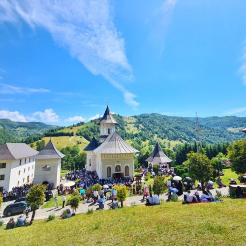 Manastirea „Sfinții Apostoli Petru și Pavel” din Tara Năsăudului, situată între localitățile Rebra și Parva, a fost fondată în 1993 cu binecuvântarea mitropolitului Bartolomeu Anania. Aceasta se află pe locul unei vechi mănăstiri din secolul al XVI-lea, care a fost desființată în 1782 prin decret imperial.