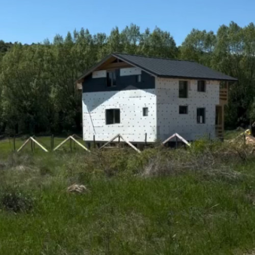 critici la adresa casei: polistirenul utilizat ca material termoizolant și lipsa fundației