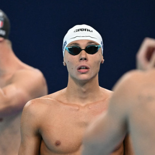 David Popovici s-a întors în țară după o performanță remarcabilă la Campionatul European U23 de înot, unde a câștigat medalia de aur la 100 și 200 metri liber și bronz la 50 metri liber. La sosirea în aeroport, campionul mondial a declarat că și-a depășit așteptările, reușind chiar să-și doboare propriul record.