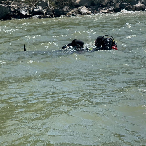 Mașina a căzut în Dunăre după ce a fost atașată unui skijet