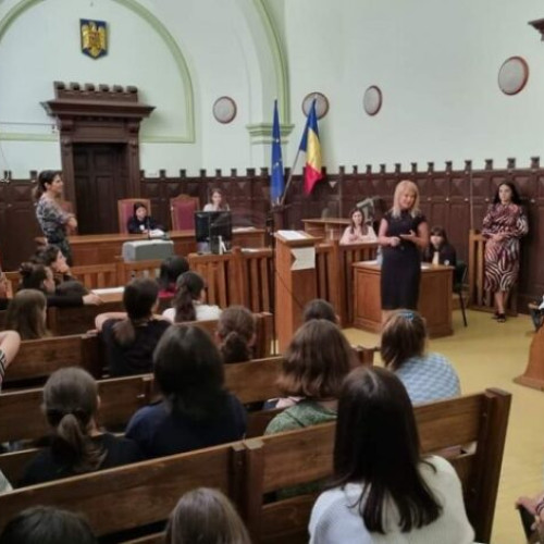 Elena Udrea, fost ministru al Turismului, va afla decizia privind cererea sa de liberare condiționată pe 1 iulie, au anunțat judecătorii de la Judecătoria Ploiești. Aceasta a fost încarcerată în iunie 2022, la Penitenciarul Târgușor Nou, după ce a fost extrădată din Bulgaria. Potrivit sursei citate, magistratii au decis anul trecut să deducă din pedeapsa de șase ani mai multe luni petrecute în arest în diferite țări, inclusiv Costa Rica și Bulgaria, precum și perioadele de arest la domiciliu în România.