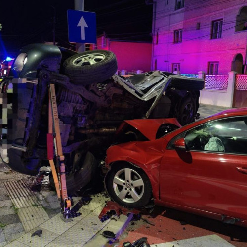 Accident grav la Alba Iulia. Duminică noaptea, pe strada Gheorghe Pop de Basesti, s-au produs evenimente rutiere cu două autoturisme implicate, un VW Golf și un Hyundai. Potrivit ISU Alba, una dintre persoane a rămas blocată în mașină după impact. Intervenția de urgență a fost rapidă, iar pompierii au început operațiunile de descarcerare și acordare a primului ajutor, conform alba24.ro.