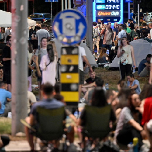 Mii de oameni au blocat străzile din Belgrad în noaptea de duminică spre luni, la scurt timp după o demonstrație uriașă pentru alegeri anticipate, relatează digi24.ro. Potrivit ziarului, protestele au fost declanșate de nemulțumirea față de acțiunile guvernului și de situația politică actuală.