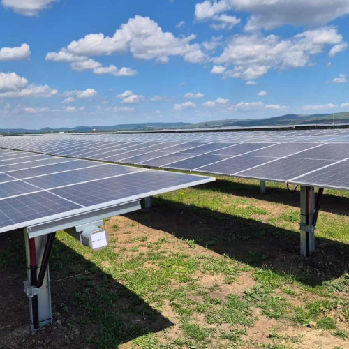 Finalul schemei de plafonare a tarifelor la energie electrică a intrat în vigoare la 1 iulie 2025, iar prosumatorii au avut numeroase întrebări referitoare la schimbări. Autoritatea Națională de Reglementare în Domeniul Energiei (ANRE) a publicat recent un ghid detaliat pe site-ul oficial, care răspunde la cele mai frecvente întrebări ale consumatorilor despre noua situație.