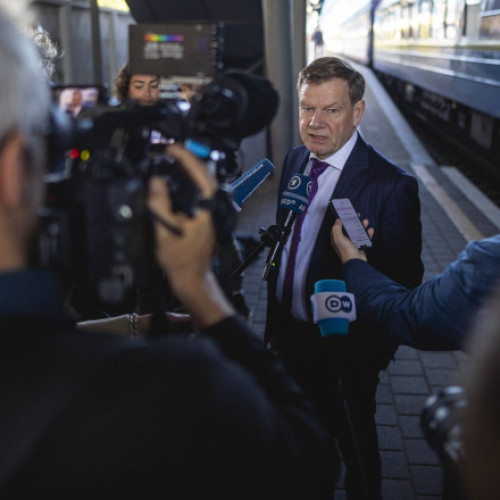 Johann Wadephul, ministrul german de externe, a sosit la Kiev, marți, într-o vizită oficială, fiind prima sa vizită în capitala Ucrainei de când a preluat funcția în luna trecută. Potrivit informațiilor din surse, această vizită a fost ținută secretă din motive de securitate, iar Wadephul a călătorit cu trenul alături de reprezentanți ai industriei germane de armament.