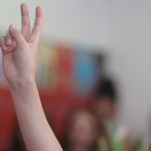 românii susțin majorarea bugetului pentru educație, sănătate și agricultură, arată un sondaj