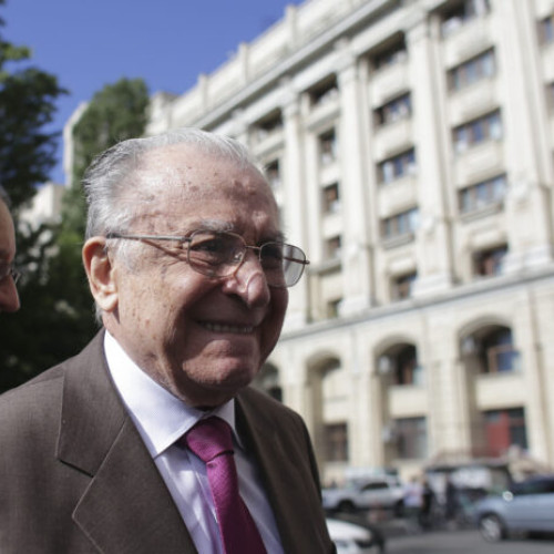 Ion Iliescu, fostul președinte al României, continuă să se afle la terapie intensivă, potrivit informațiilor de luni dimineață de la Spitalul Clinic de Urgență „Prof. Dr. Agrippa Ionescu”. Conform sursei, acesta este conștient, stabil din punct de vedere cardiovascular și respiră spontan, dar are nevoie de oxigen suplimentar.