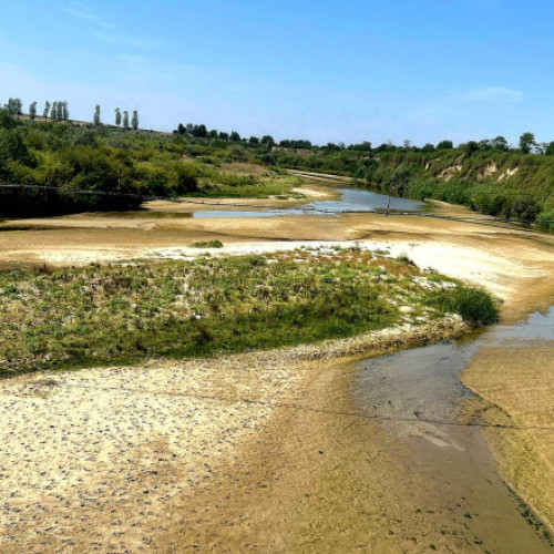 Nivelul Dunării a înregistrat o scădere alarmantă din cauza caniculei și lipsei de precipitații, ceea ce a dus la restricții în navigație pe mai multe segmente ale fluviului. Autoritățile au început lucrări de dragare în zonele Corabia, Caragheorghe și Cochirleni pentru a menține canalul navigabil, însă se estimează că traficul naval s-ar putea opri complet pe anumite porțiuni dacă nu vor ploua curând.