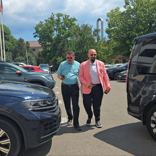 Cristian Popescu Piedone, directorul Autorității Naționale pentru Protecția Consumatorilor, a fost prezent la Constanța pentru a susține evenimentul de inaugurare a Comandamentului Litoral 2025. Potrivit ziarulamprenta.ro, acesta a subliniat că vor fi intensificate controalele și monitorizările pe litoral pentru protejarea drepturilor turiștilor în sezonul estival.