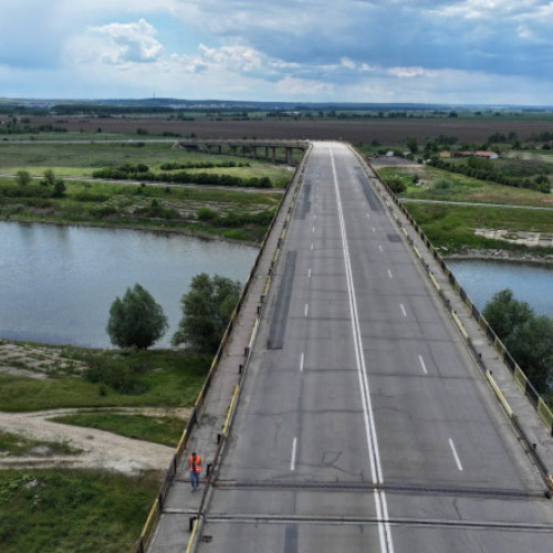 Tronsonul A0 Sud, lotul 3, se va deschide oficial luni după amiază, oferind o cale rapidă de ocolire a Bucureștiului. La ora 17:00, circulația va fi permisă pe ultimii 18 kilometri ai autostrăzii, între Joita și Bragadiru. Aceasta va permite șoferilor să ocolească capitala pe un drum modern și sigur, eliberând, astfel, centura de traficul de tranzit, notează digi24.ro.