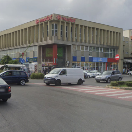 Clădire a unui complex comercial din zona Zorilor, sufocată de reclame și bannere ilegale