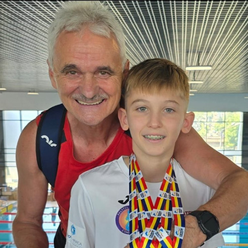 Mateut Diaconescu, un tânăr înotător din Constanța, a obținut trei medalii la competițiile recente, urcând de trei ori pe podium. Potrivit ziarulamprenta.ro, aceste rezultate reflectă nu doar talentul său, ci și efortul echipei care îl susține, în special antrenorul Octavian Tileaga, care a avut încredere în potențialul sportivului.