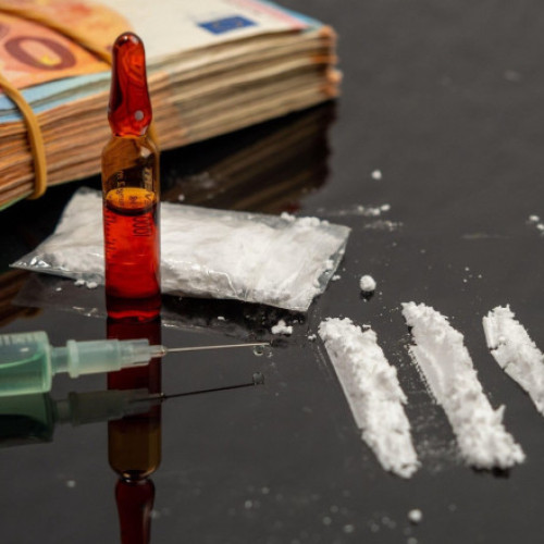 Senatul a adoptat tacit o lege pentru combaterea drogurilor la minorii și tineri