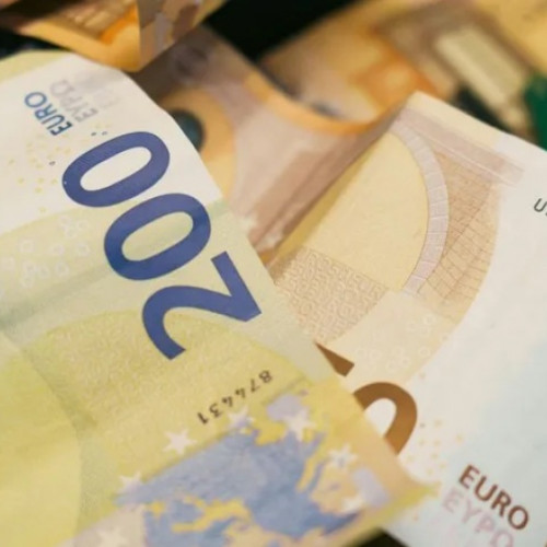 Cursul leu-euro, influențat de deciziile guvernamentale și de protestele bugetarilor