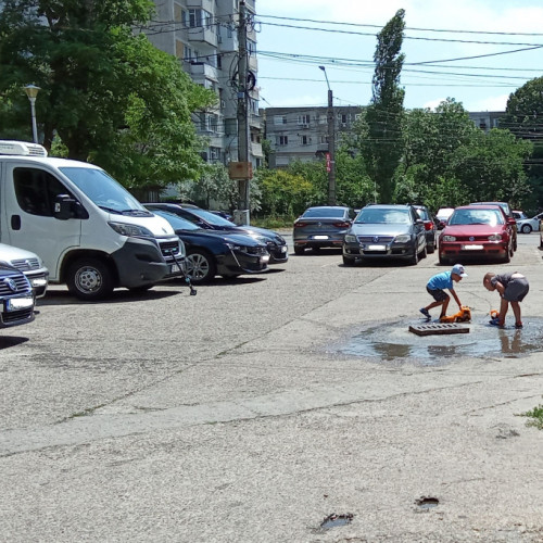 Aglomerație de apă în cartierul Micro 19 din cauza lucrărilor de canalizare