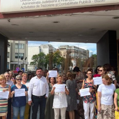 aproximativ 200 de angajați ai administrației fiscale din buzău au protestat în fața sediului