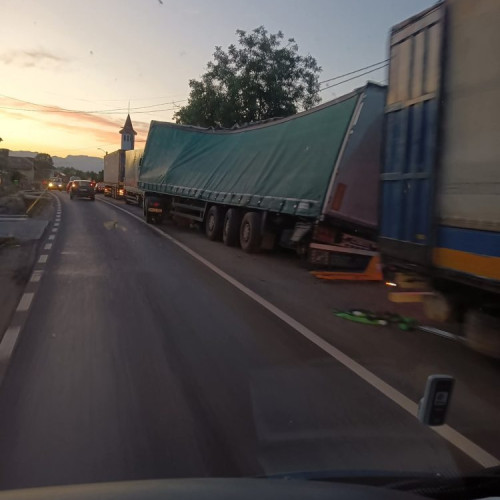 Accident pe DN 1c în satul Lăpușel, traficul fiind blocat